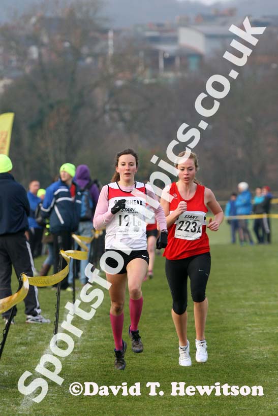 Gateshead and NSP 1st leg senior women Durham Cathedral Relays. Photo: David T. Hewitson/Sports for All Pics